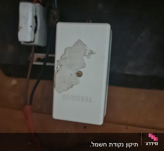 תיבת חיבורים חשמלית עם חוטים חשופים
